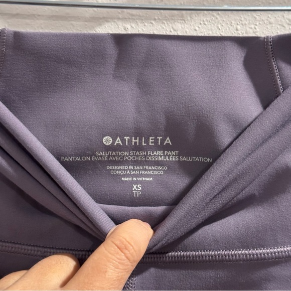 Athleta Dusk Violet XS Salutation Stash Flare Yoga Pants Performance Athleisure - Picture 4 of 4